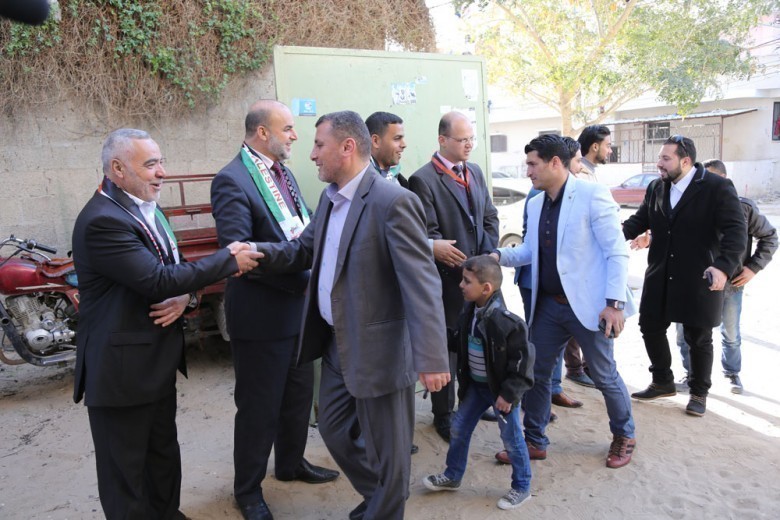 [[[625,136,40,43,755,503],"د. نادر فوزي محمد خليل محمد"],[[501,132,40,58,755,503],"137,محمود احمد خليل محمد,http://www.albatta.net/profile/195"],[[423,105,33,58,755,503],"شادي ناهض زياد محمد مصطفى"],[[359,109,29,46,755,503],"151,محمد تميم سليم محمد,http://www.albatta.net/profile/238"],[[295,111,38,75,755,503],"أحمد فضل"],[[233,107,50,57,755,503],"119,ناجي محمد سعيد شاهين,http://www.albatta.net/profile/177"],[[108,126,48,69,755,503],"223,محمد عبدو سليم محمد,http://www.albatta.net/profile/258"]]