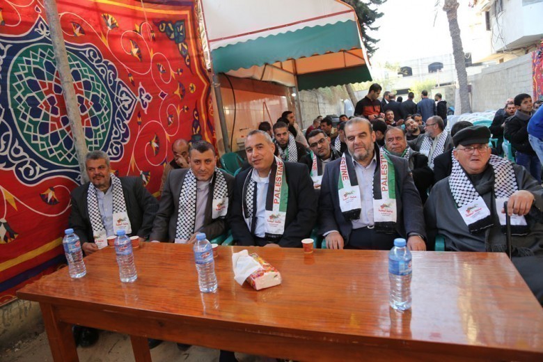 [[[625,178,52,57,755,503],"محمد تميم البطه"],[[532,175,27,36,755,503],"141,عبداللطيف صبري عبدالقادر محمد,http://www.albatta.net/profile/199"],[[482,170,27,46,755,503],"118,صلاح محمد سعيد شاهين,http://www.albatta.net/profile/176"],[[422,188,33,31,755,503],"بسام جدودة البطه"],[[336,183,39,53,755,503],"227,عبدالحكيم زكريا احمد شاهين,http://www.albatta.net/profile/262"],[[259,200,37,53,755,503],"احمد فضل مصطفى شاهين"],[[119,208,28,56,755,503],"169,يحيى سعيد احمد شاهين,http://www.albatta.net/profile/210"]]