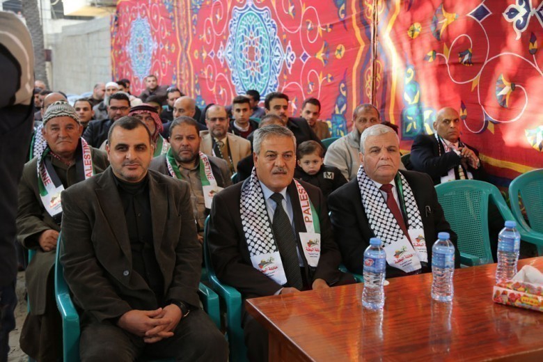 [[[609,144,29,61,755,503],"عبدالرحيم البطه"],[[506,175,45,87,755,503],"د. سلام الاغا"],[[362,184,44,72,755,503],"د. أسامة الفرا"],[[285,151,32,42,755,503],"187,د. مشعل حسن سليم محمد البطه,http://www.albatta.net/profile/224"],[[235,163,32,58,755,503],"193,سفيان نايف سليم محمد,http://www.albatta.net/profile/230"],[[151,169,60,84,755,503],"123,علاءالدين محمد سعيد شاهين,http://www.albatta.net/profile/181"],[[60,155,54,66,755,503],"كمال البطه"]]