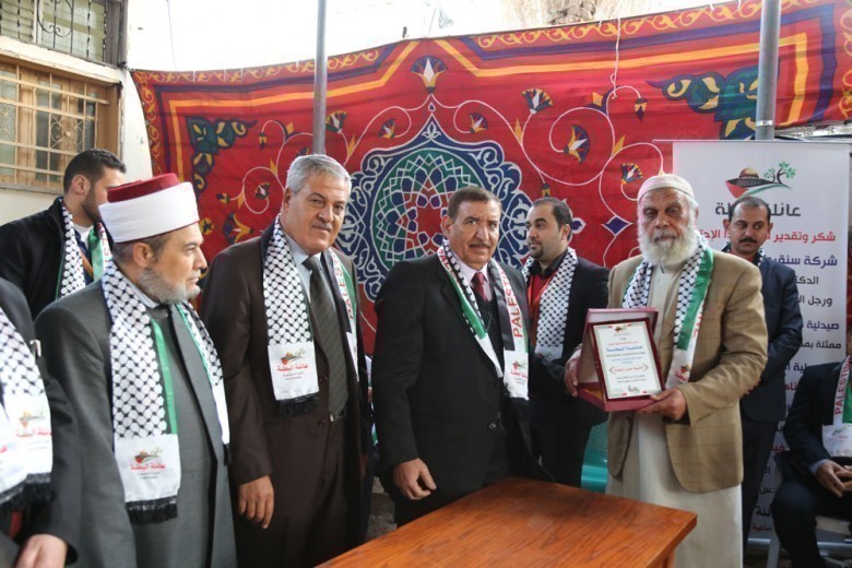 [[[648,179,34,40,755,503],"د. محمد عبدالجواد"],[[560,157,53,79,755,503],"59,أ. تكريم حافظ حسن عبدالله البطه,http://www.albatta.net/profile/118"],[[459,178,34,57,755,503],"154,محمد نبيل حسن سليم,http://www.albatta.net/profile/228"],[[389,166,46,69,755,503],"128,د. فوزي محمد خليل محمد,http://www.albatta.net/profile/186"],[[257,136,54,94,755,503],"د. أسامة الفرا"],[[103,166,75,107,755,503],"المفتي إحسان عاشور"]]