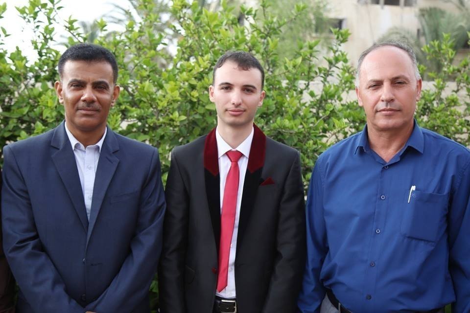 [[[560,52,127,184,755,503],"(والد العريس) صلاح حسن الأغا"],[[333,76,89,145,755,503],"الــعـــريـــــس"],[[89,68,98,163,755,503],"50,(والد العروس) حاتم حسن عبدالله حسن البطه,http://www.albatta.net/profile/109"]]