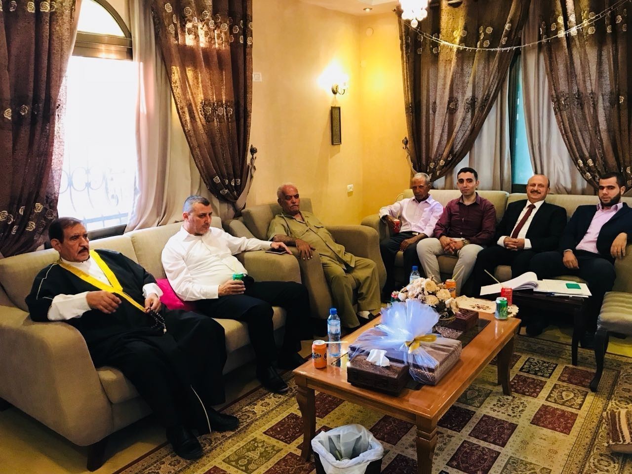 [[[708,205,29,45,755,566],"المأذون"],[[621,210,29,34,755,566],"والد العروس"],[[543,201,24,38,755,566],"1,م. منير محمد عبدالله حسن البطه,http://www.albatta.net/profile/95"],[[488,207,19,31,755,566],"والد العريس"],[[332,217,25,43,755,566],"45,السيد/ حسن عبدالله حسن  عبدالله (ابوسمره) البطه (عم العريس),http://www.albatta.net/profile/93"],[[218,232,36,56,755,566],"أ. أحمد فضل البطه"],[[62,261,43,55,755,566],"128,المختار د. فوزي محمد خليل محمد البطه,http://www.albatta.net/profile/186"]]