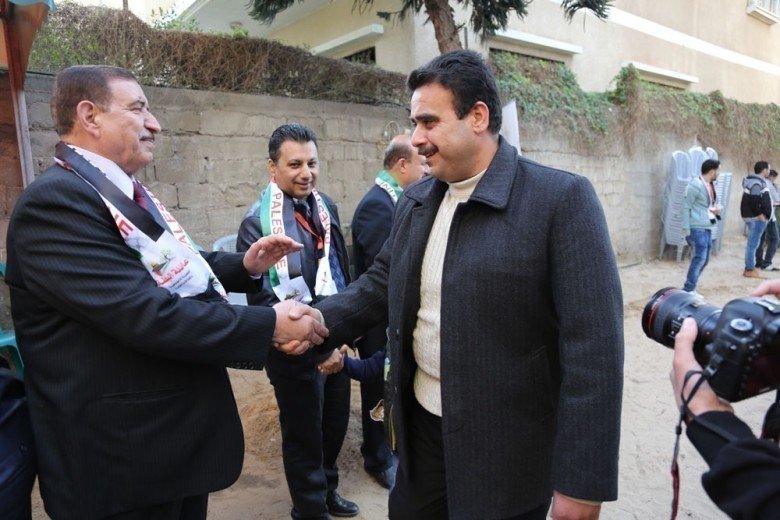 [[[392,61,73,118,755,503],"179,ياسر عبدالكريم عبدالله شاهين البطه,http://www.albatta.net/profile/216"],[[264,125,44,65,755,503],"2,بسام عصام شاهين مصطفى شاهين,http://www.albatta.net/profile/132"],[[64,65,90,123,755,503],"128,د. فوزي محمد خليل محمد,http://www.albatta.net/profile/186"]]