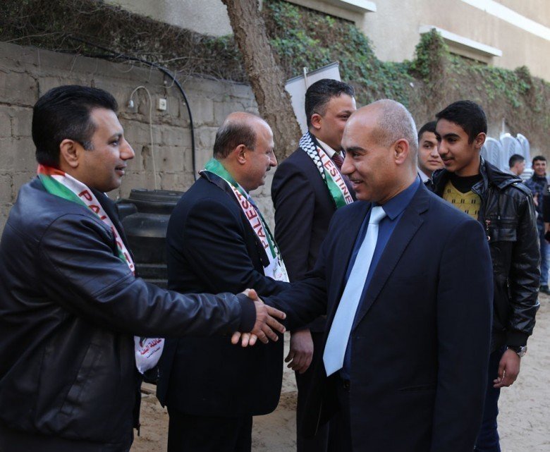 [[[464,150,73,129,755,620],"ابراهيم محمد البطه"],[[286,155,93,112,755,620],"114,محمد زياد محمد مصطفى,http://www.albatta.net/profile/172"],[[97,115,86,154,755,620],"121,بسام محمد سعيد شاهين,http://www.albatta.net/profile/179"]]