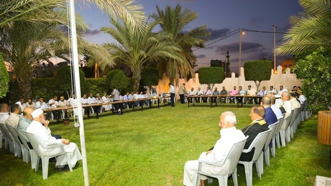  استقبال أهالي خان يونس للمهندس علاء الدين البطة بتوليه منصب رئاسة البلدية 