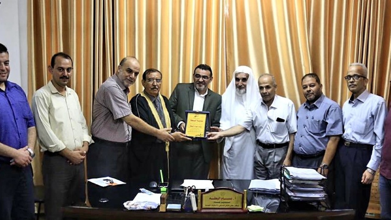 المختار د.م فوزي البطه  ووفد من المجلس التنفيذي يكرمون الإعلامي بسام جودة البطه