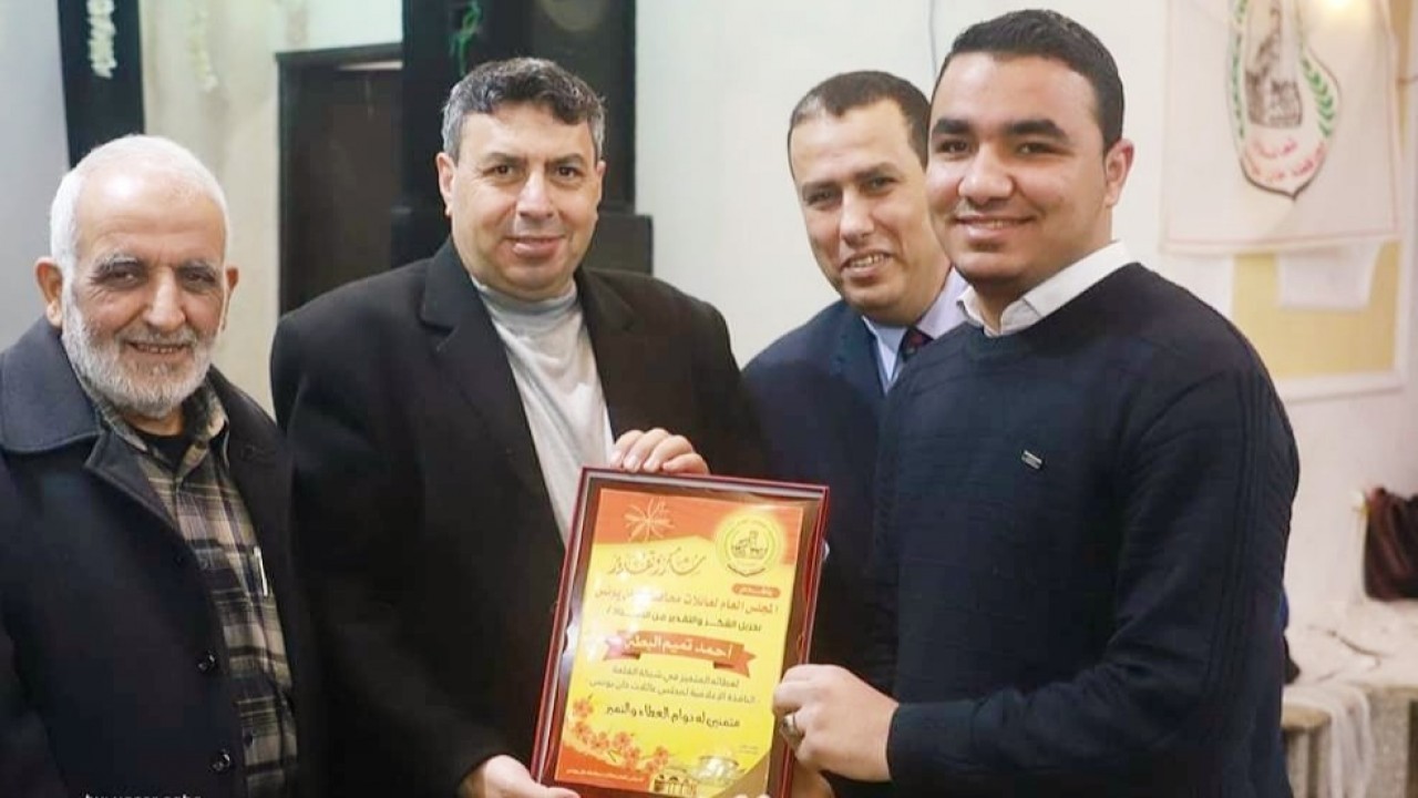 المجلس العام لعائلات محافظة خانيونس يكرم الصحفي المتميز أحمد تميم البطه