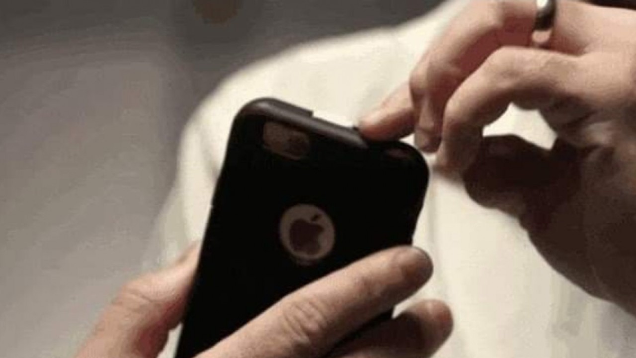 لماذا عليك تغطية كاميرا جهازك الذكي؟