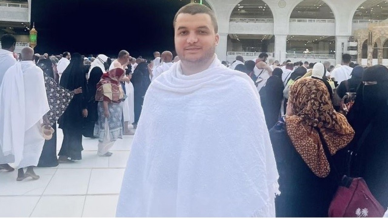 تهنئة للدكتور على محمد البطة ووالدته بمناسبة أداء مناسك العمرة