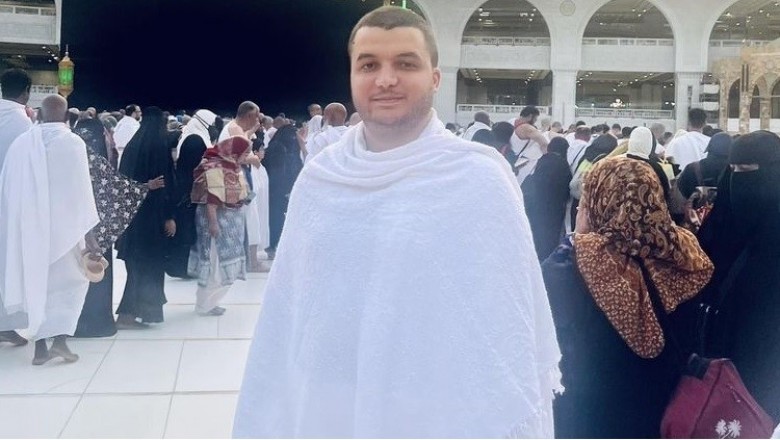 تهنئة للدكتور على محمد البطة ووالدته بمناسبة أداء مناسك العمرة