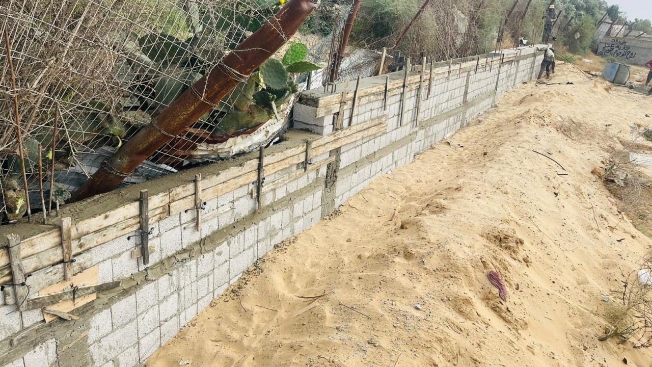 بناء السور الشرقي لمقبرة العائلة بجهود أبناء المرحوم عبد الرؤوف البطة