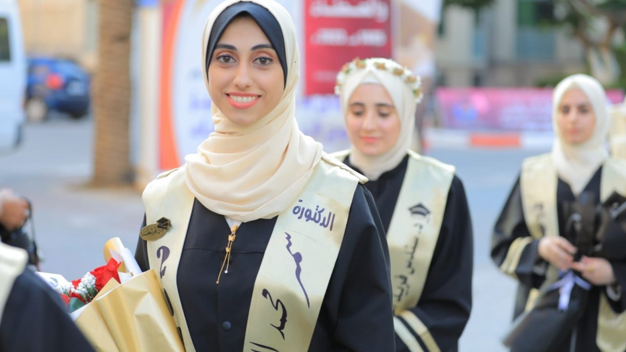 تهنئة بالتخرج من كلية الطب الجامعة الاسلامية الدكتورة سمر محمد علي البطة